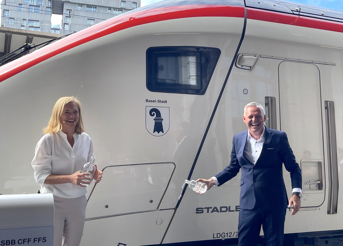 grunliberalebs's tweet photo. Der Startschuss für die Festlichkeiten 🎉 zum #175. Jubiläum der #Schweizer Bahnen 🚅 fand gestern im Bahnhof #Basel #SBB statt. Unsere #Regierungsrätin @EstherKellerBS tauft den nagelneuen #Giruno-Zug auf den Namen Basel-Stadt! @grunliberalebs https://t.co/Sfn8MLSKWM