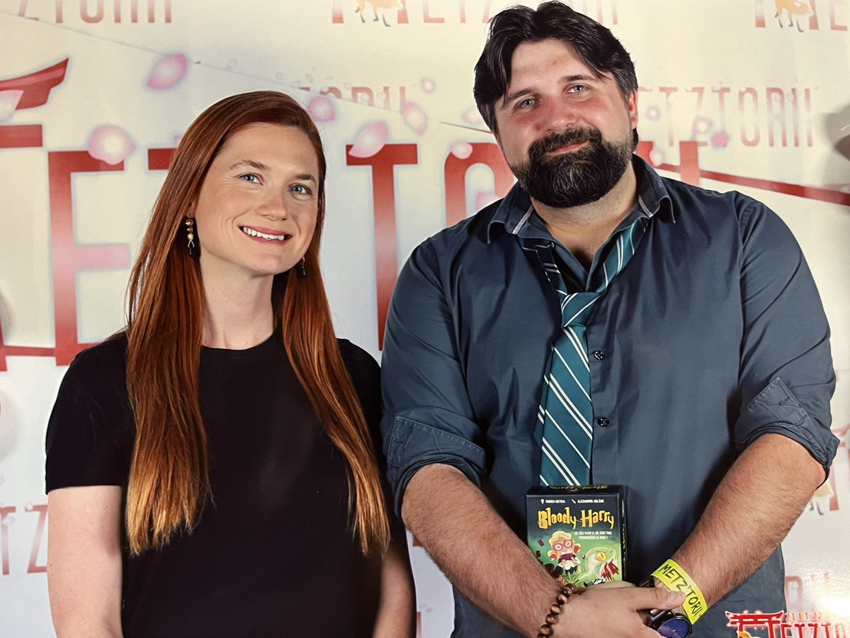Comment rendre un auteur heureux? 
<a href="/FMegathia/">Megathia</a> a pu rencontrer Bonnie Wright et lui présenter Bloody Harry !! 
D’après ce qu’on a compris, elle a kiffé le jeu 😅 
<a href="/metztorii57/">Metz'Torii</a>  #bloodyharry #harrypotter #j2s #bgg