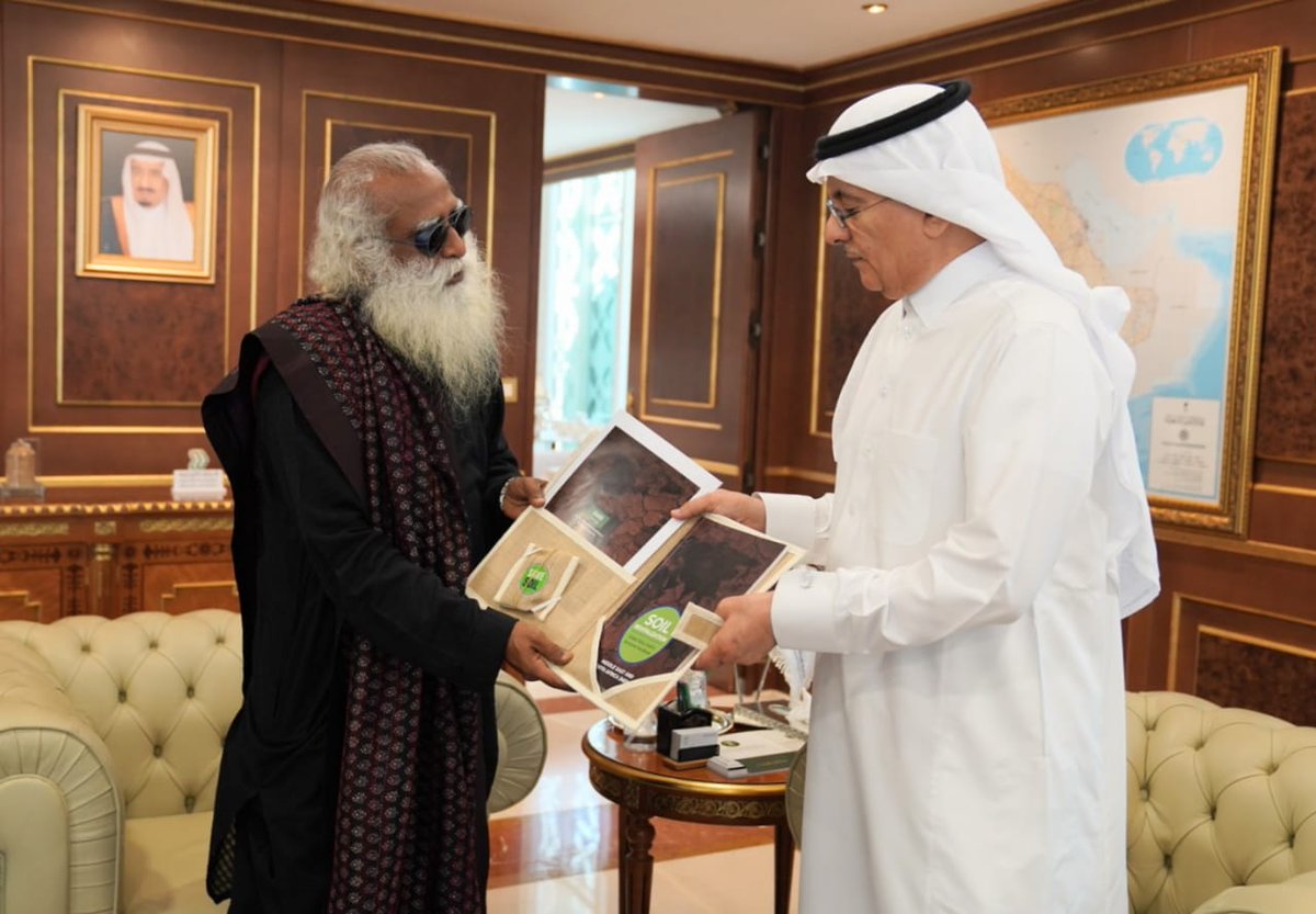 K12Bindu's tweet photo. @SadhguruJV is a prime example of what a human can achieve when his heart burns with responsibility, love and commitment. It is these qualities that the Middle East people openly expressed their love for. #MiddleEastStandsForSoil
https://t.co/IgdBY8WONc https://t.co/n78a0exXL6