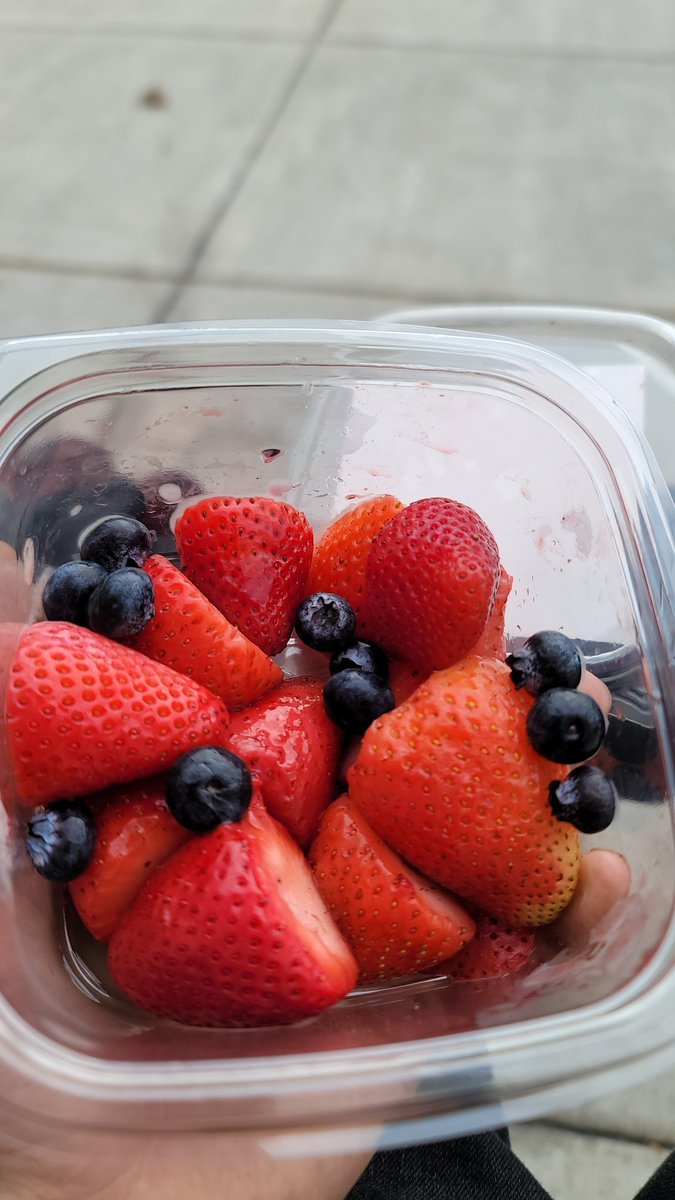 TheNeutralEnemy's tweet photo. @Jbams01 "tweet us pictures of your food" it's called fruit. And it's healthy https://t.co/YxrVywxb9w