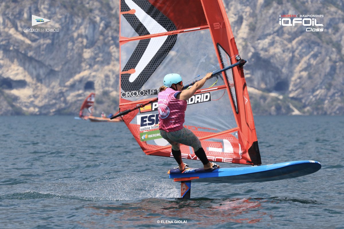 💪 Pilar Lamadrid termina el europeo de <a href="/iqfoil/">iQFOiL Class</a> en 7️⃣ posición tras un BFD🏴 en los cuartos de final.

🎙 "El fuera de línea te deja mal sabor de boca porque no te permite jugar todas tus cartas..."

Más info 📲bit.ly/3wGUXKi
Resultados 🔗 bit.ly/3wKBj1n