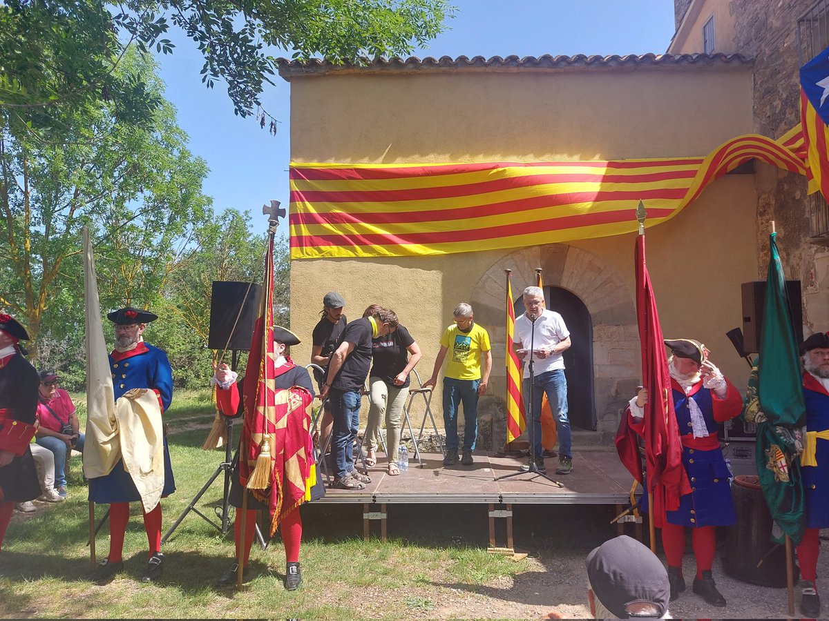 margaridafeliu's tweet photo. Aquest mati representant al @CCOsona a la commemoració #Pactedelsvigatans de 1705 
Txevi Rovira ha explicat els fets històrics, i Òmnium Osona ha donat a conèixer el nou homenatjat d'aquest any Toni 'xato' Anguera. @Aj_Riuprimer @OmniumOsona https://t.co/iXfCJhFGpS