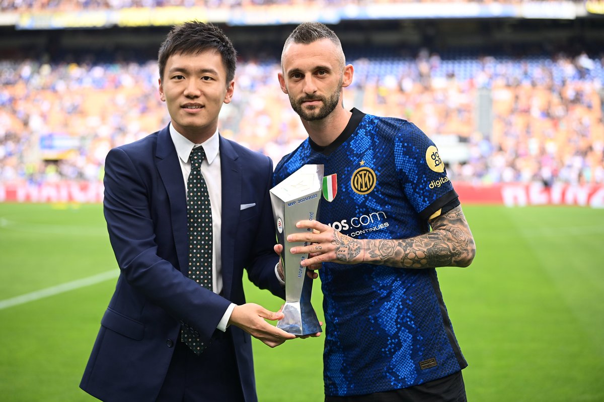 Inter's tweet photo. 🏅 | EPIC WINNER

🐊 @brozocrypto premiato come miglior centrocampista della @SerieA 2021-2022

#FORZAINTER ⚫🔵 https://t.co/GzYiC0EqAk