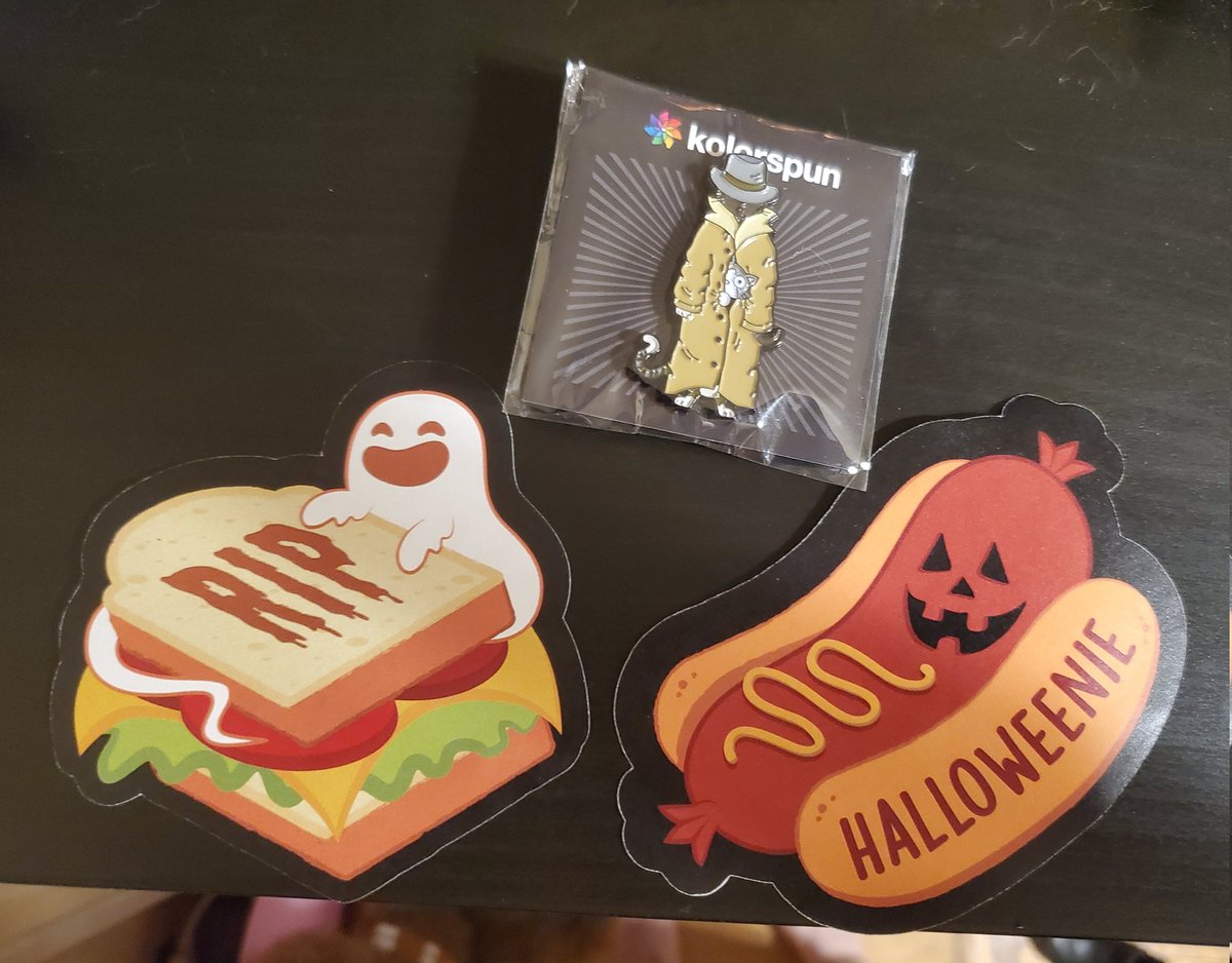Jordamus_Prime's tweet photo. Today we went to @laurelhillcem for the 'Market Of The Macabre' event! Pretty much a big goth craft fair full of cool stuff to buy! TONS of greay vendors! My few pickups were some stickers, a pin featuring 3 Cats In A Trenchcoat, and this wicked cool art print of a frog https://t.co/KK2FTzg87J