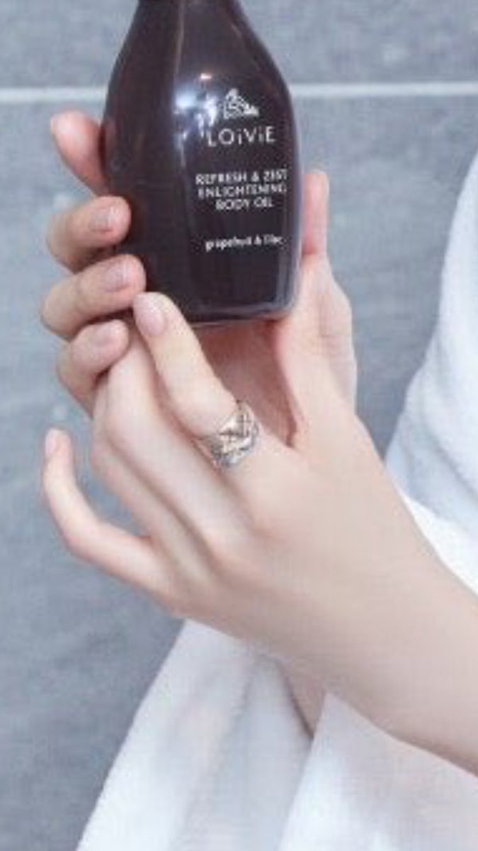 jiyongie_gd's tweet photo. THEY SAID "COUPLE RINGS" 😗😜❤ #🤡 #delulu https://t.co/48WPQEZxWp