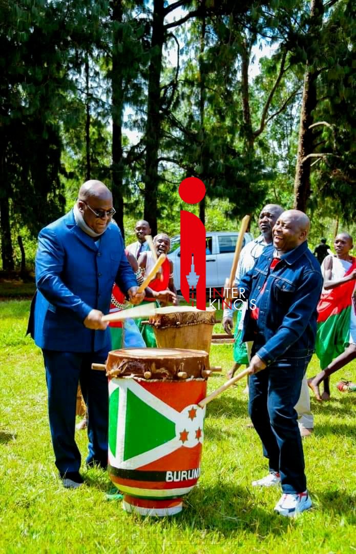InterKinois's tweet photo. #InterkinoisFocus
Pendant ce temps, le Président Félix Tshisekedi joue aux tambours sacrés du Burundi avec homologue Evariste NDAYISHIMIYE. https://t.co/OanJlkP1wT