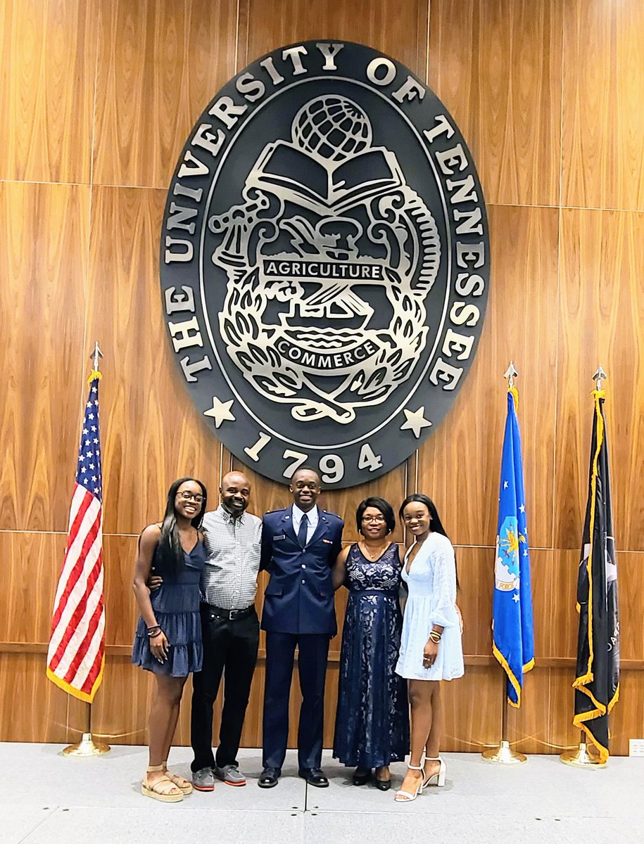 joynusall's tweet photo. Congratulations 2nd Lt. Andre Chikomb! #UTGrad2022 https://t.co/cs5KawBZkM