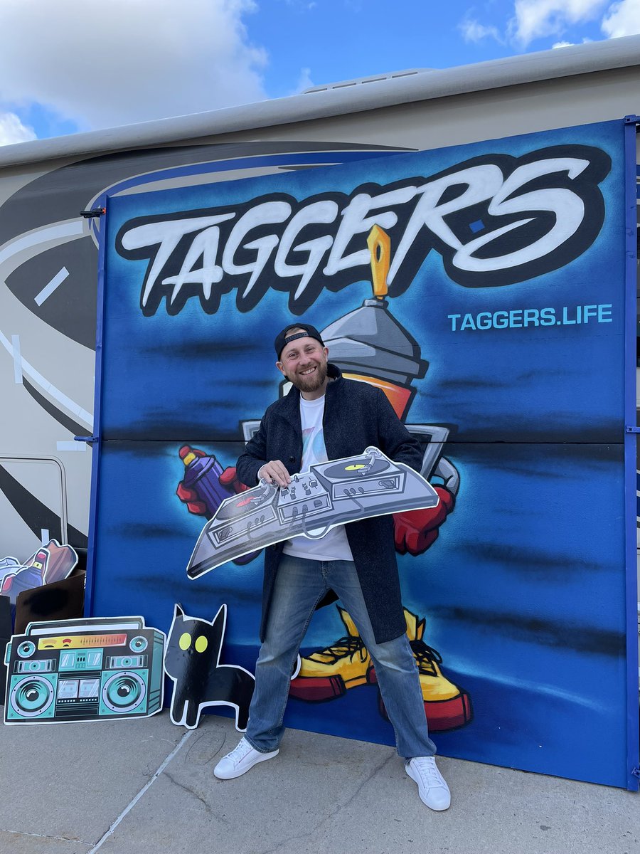 Taggers_Life's tweet image. Pick a Prop, Take a Pic, TAG US! #taggersnft @veecon @veefriends