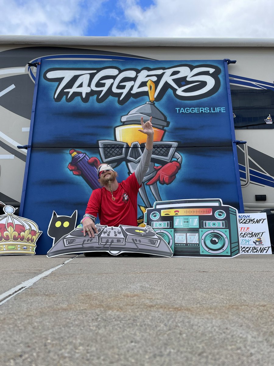 Taggers_Life's tweet image. Pick a Prop, Take a Pic, TAG US! #taggersnft @veecon @veefriends