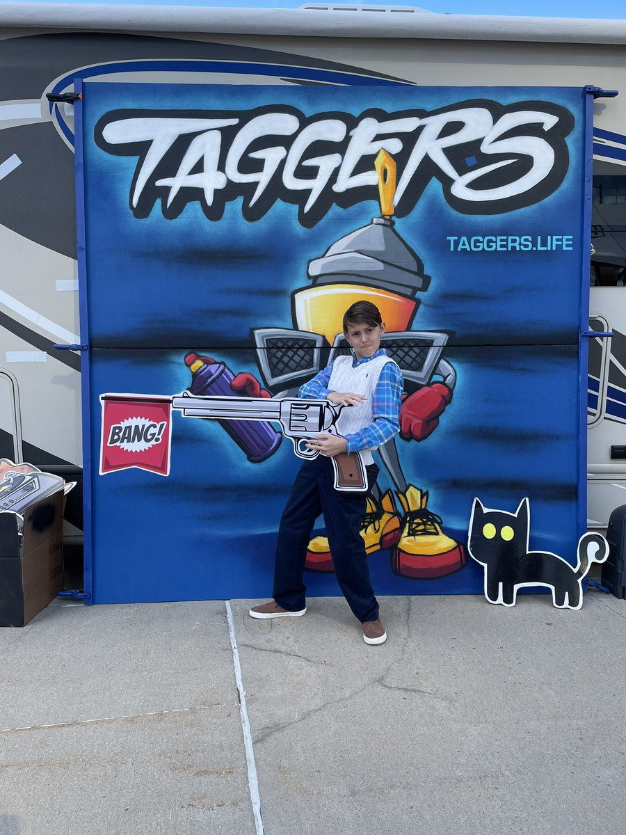 Taggers_Life's tweet image. Pick a Prop, Take a Pic, TAG US! #taggersnft @veecon @veefriends