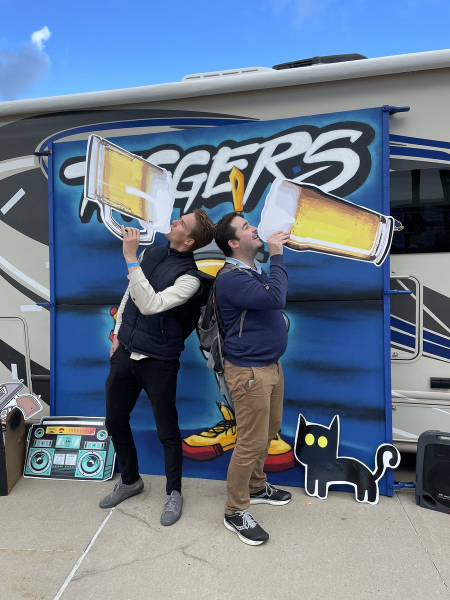 Taggers_Life's tweet image. Pick a Prop, Take a Pic, TAG US! #taggersnft @veecon @veefriends