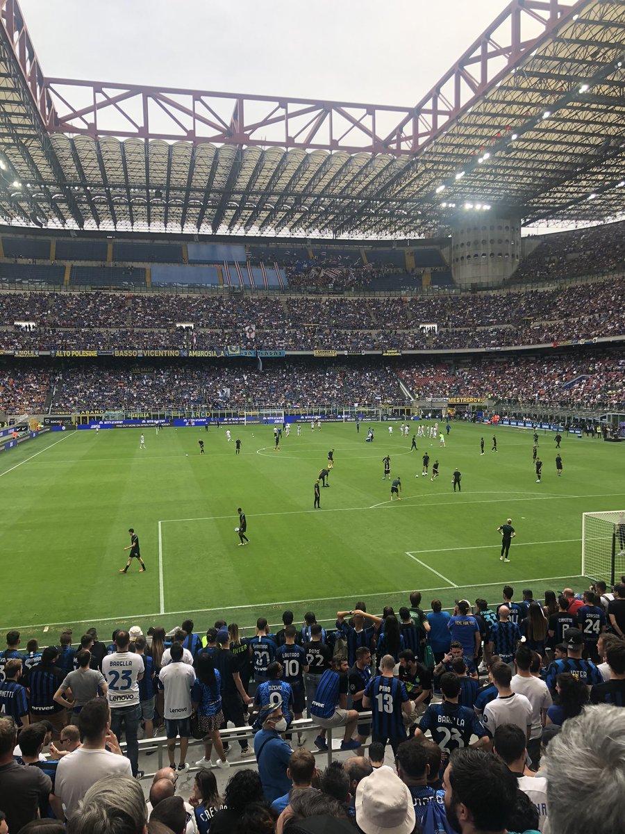BausciaCafe's tweet photo. Oggi la #twintercronaca non andrà in onda perché una stagione così va celebrata. Che festa sia. Forza Inter! https://t.co/dlJKLLEDmM