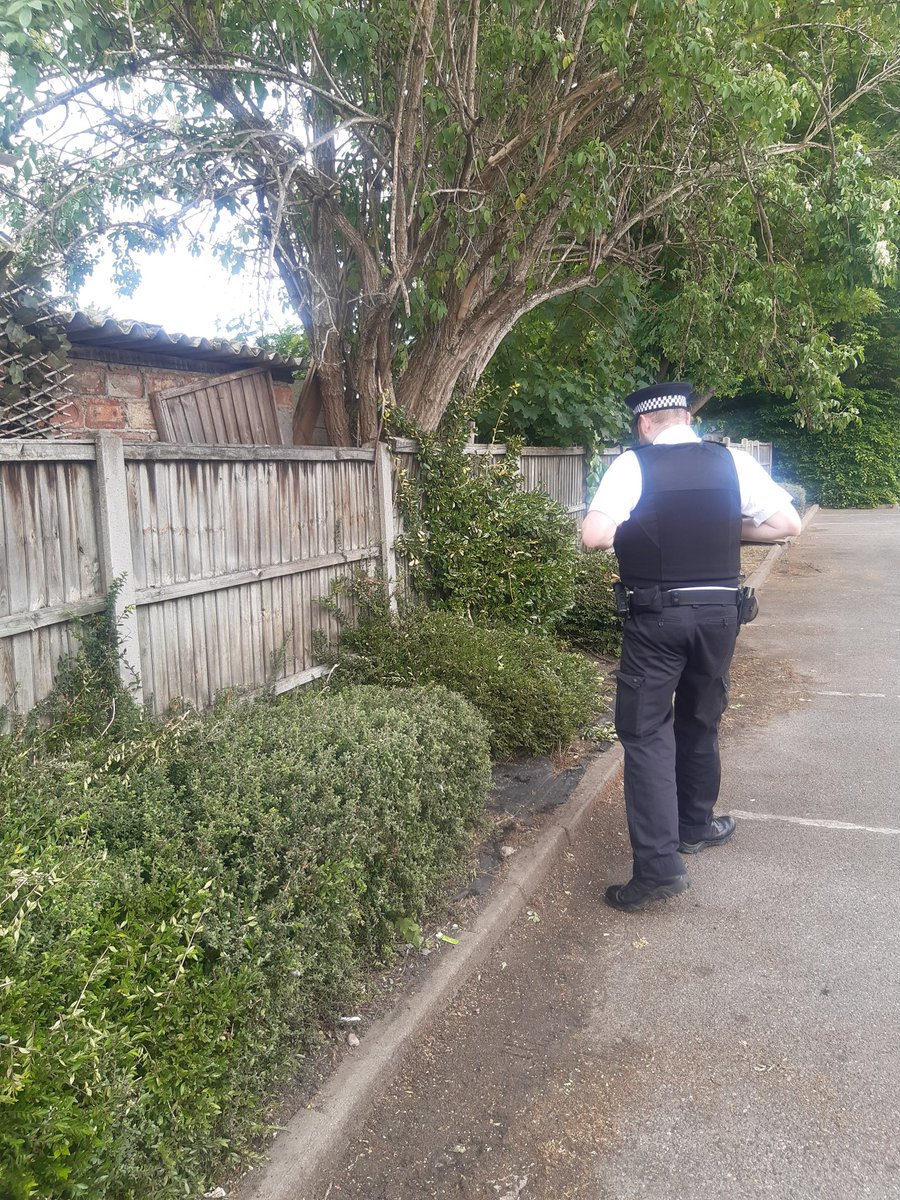 MPSBotwell's tweet photo. Helping @MPSCharville with a weapon sweep near Iceland #Opseptre https://t.co/avZXACWfUH