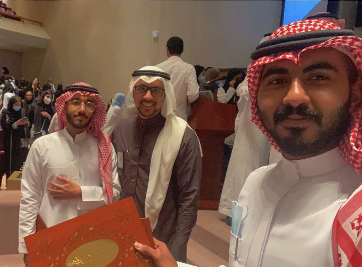 ph_Alj0hani's tweet photo. ضمن تكريم كلية الصيدلة في الحفل الختامي في جامعة المؤسس ☺️🎖
تشرفت بتكريمي في المركز الاول للملتقى العلمي و المركز الثالث في عرض ملصق بحث التخرج شكرا لدعم دكتورنا الفاضل الدكتور حسين بخش ❤️🎓❤️ 
 يوم جميل من كليتنا الحمدلله الكل يفرح للثاني وتسمع كلمات جميله من دكاتره وطلاب❤️🙌🏼❤️ https://t.co/hzQFVWRoos