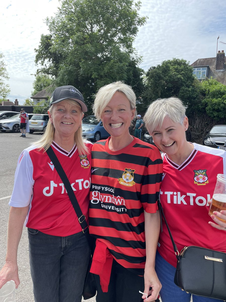 AngelaJ365170's tweet photo. It’s always sunny in Wembley @Wrexham_AFC @wrexham https://t.co/U7yRswYenk