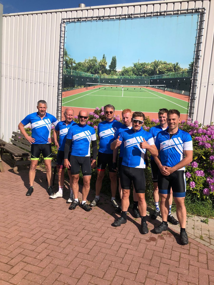 GroningerHavens's tweet photo. Vandaag fietste een team vanuit Groningen Seaports mee met de Energietocht in Groningen. Deze fietstocht is een sociaal evenement en verbindt mensen die werken in de energiesector. Dit fantastische team heeft de fietstocht volledig afgelegd. Chapeau! #followtheenergy #energy https://t.co/uTFtXkwPtG