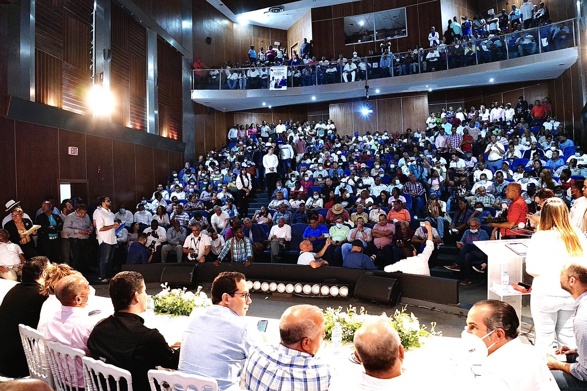 SanzLovaton's tweet photo. Escuchando a los sectores de la Circunscripción 3, junto a la senadora @Farideraful, la alcaldesa @CarolinaMejiaG, diputados @RamnBueno2, @Gory_Diputado, José Miguel Cabrera, regidores y representantes de las instituciones del gobierno. 🙌🏼 #ElGobiernoEnTuProvincia https://t.co/Ttyv3cbfa9