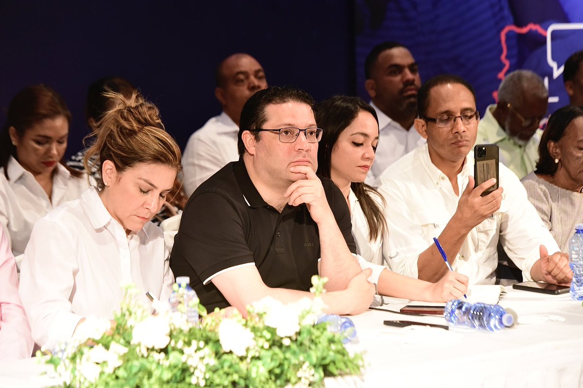 SanzLovaton's tweet photo. Escuchando a los sectores de la Circunscripción 3, junto a la senadora @Farideraful, la alcaldesa @CarolinaMejiaG, diputados @RamnBueno2, @Gory_Diputado, José Miguel Cabrera, regidores y representantes de las instituciones del gobierno. 🙌🏼 #ElGobiernoEnTuProvincia https://t.co/Ttyv3cbfa9