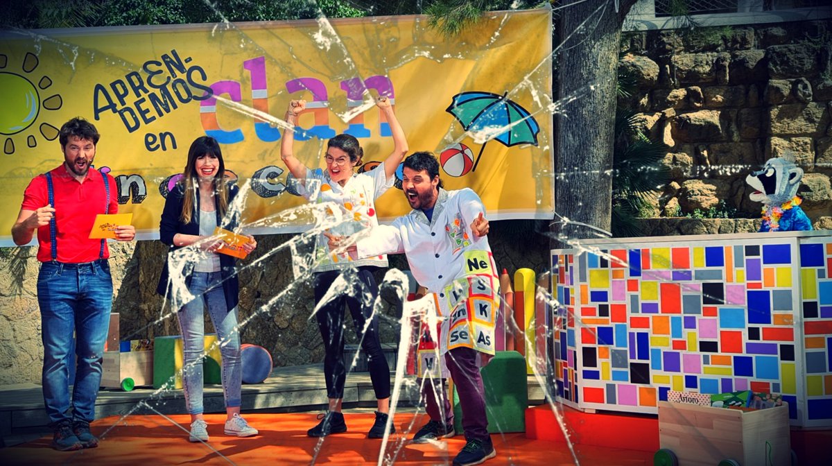 Y por fin rompimos la pantalla para que los brazos nos rodeasen.
<a href="/JamesVanderLust/">James Van der Lust</a> <a href="/BigVanCiencia/">Big Van Ciencia</a> <a href="/MiguelSinilos/">Miguel Ángel Del Olmo</a> <a href="/Clan_tve/">Clan RTVE</a> <a href="/educaINTEF/">Educación INTEF</a> <a href="/pgarci4/">Pilar García Freire</a> <a href="/irenealegria_/">Irene Alegría</a> <a href="/elisabeltrang/">ELISA BELTRÁN</a> <a href="/TW_FutureSkills/">Training Wheels</a> <a href="/mauviv/">Laura Vives</a> <a href="/albertopp44/">Alberto Perea</a>, Ana, Mª José, Norbert...