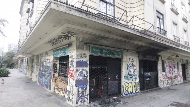 Cooperativa's tweet photo. [Fotos] Incendio destruyó emblemático restaurante Costa Brava en el centro de Santiago #CooperativaContigo https://t.co/vMluqvQ3HU https://t.co/v672x2fSvZ