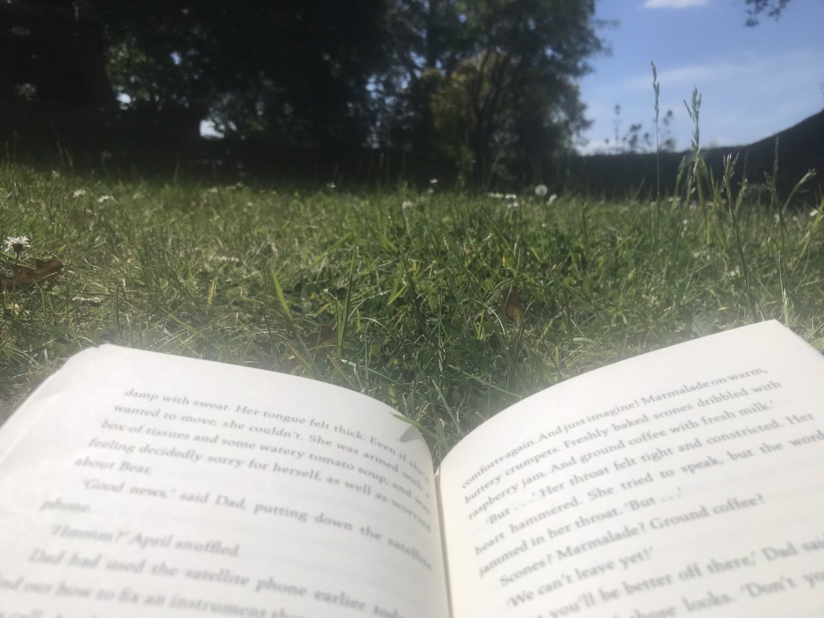 KathrynHaworth2's tweet photo. This is today’s #bookview Lying in our building’s sunny shared garden with #TheLastBear by @HGold_author 🥰🥰🥰 https://t.co/g9Kese23xc
