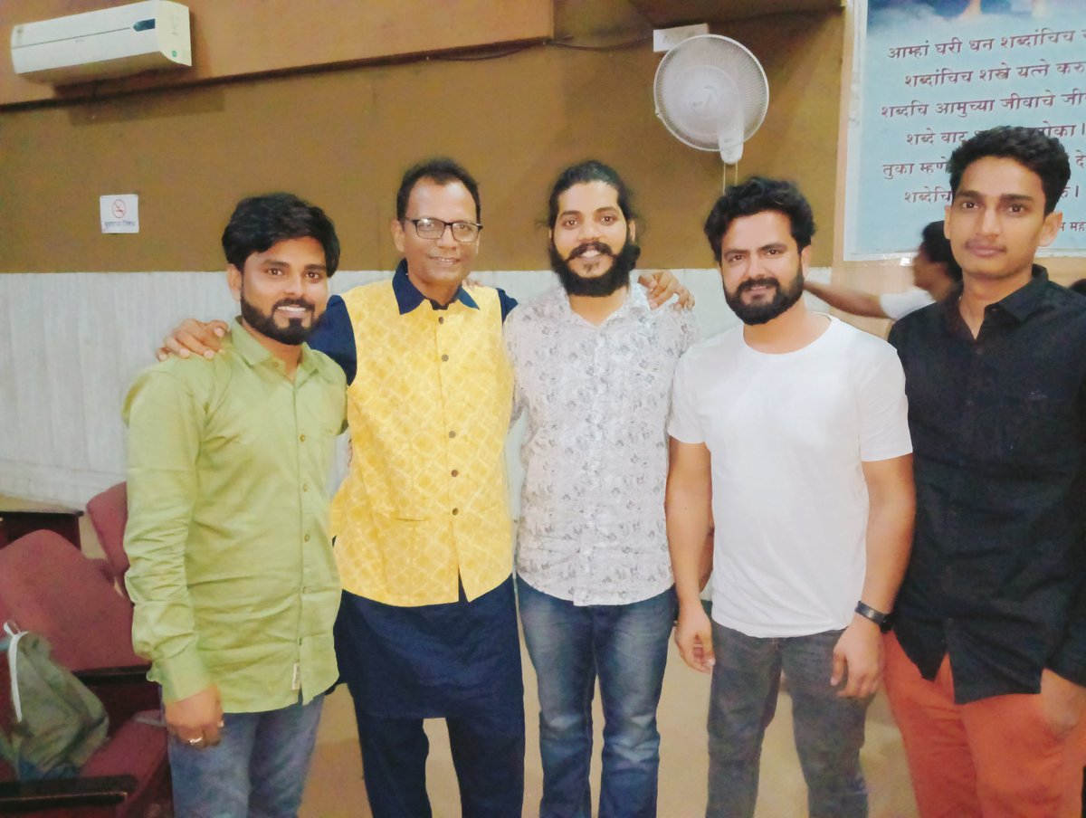 ShayarShahnawaz's tweet photo. सुनने वाले बहोत अच्छे थे, और सुनाने वाले शोहरा भी बहोत अच्छे थे..!
इतनी मोहब्बत के लिए शुक्रिया मुम्बई ❤️
#ShakilAzmi सर के सदारत में महफ़िल ने उरूज़ छू लिया...!
#JubairAliTabish #IsmailRaaz #SatlajRahatIndori #VishalBagh #ZehraQarar #AmitJhaRahi #ShikhaPachaule https://t.co/bF3mtJJ2LG
