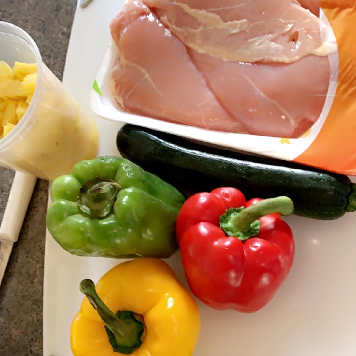 KDaneFACS's tweet photo. #Cajun #chicken #kabobs ๐คค #BellPeppers #RedPepper #YellowPepper #GreenPepper #Zucchini #Pineapple #GrillSeason #SummerVibes #yum #FCS https://t.co/BI6FPcUkR9