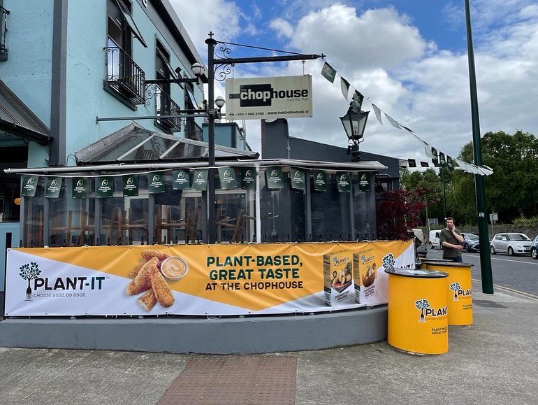 plantitfoodco's tweet photo. Did you spot Plant-It at @the_chophouse in Dublin yesterday at the Leinster vs Munster game. 🏉

Thank You to The ChopHouse &amp; to everyone who tasted and rated our chicken-free products, we were delighted to receive such positive feedback. 🌱😊 

#ChooseGoodDoGood #PlantBased https://t.co/HXA9EYcKHP