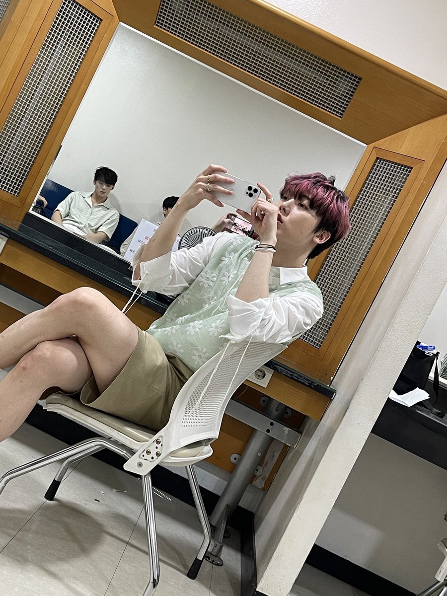 ru_astro12's tweet photo. ちゃちゃ「えっろい足しやがって」 https://t.co/KwFnGyBV2O
