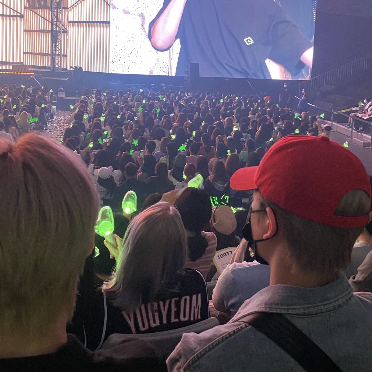 got7_mark_0806's tweet photo. ENHYPENのソンフンとジェユンが見に来てたって😭😭
推しが推しを見にきてるの何！！泣けてくる！
是非感想聞きたいよ🥰🥰🥰🥰 https://t.co/h62c8LkomJ
