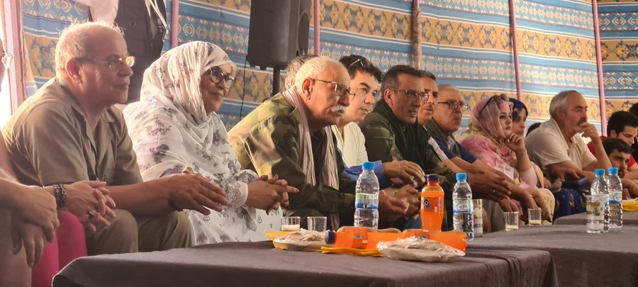 الضيوف الدوليين في مؤتمر الشباب الصحراوي العاشر #UJSARIO يستقبلهم رئيس #الجمهورية_العربية_الصحراوية_الديمقراطية و  الأمين العام لجبهة البوليساريو ، إبراهيم غالي.  أكدت الشبيبة الكوبية عن تضامنه الدائم مع الشعب الصحراوي. 🇨🇺🤝🇪🇭
<a href="/CubaMINREX/">Cancillería de Cuba</a> <a href="/EmbaCuba_Argel/">EmbaCuba-Argelia</a> <a href="/UJCdeCuba/">UJC de Cuba</a>