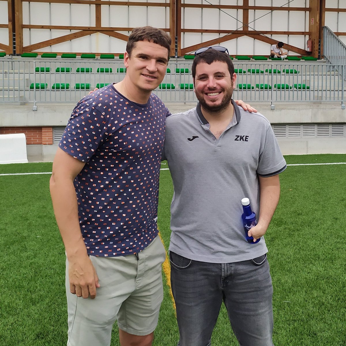 etxaniz_a's tweet photo. Earra sorpresa!!!
- "Aupa Jon! Idolo!!" 😍
- "Buff.. Idolo venido a menos..." 😪
Ezta pentsatu ere! Idoloak beti idolo!!! 🤍💙
🎶 "Jon Ansotegi! Lolorololooo!" 🎶
Eskerrik asko #BigJON 🥰 https://t.co/fNiUaWTz7w