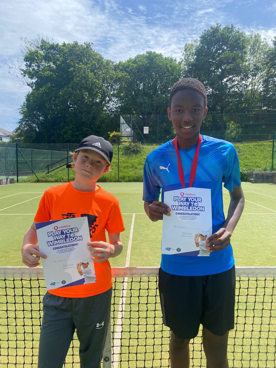 TeamRadyr's tweet photo. A brilliant turn out of 28 junior u14 players participating in our annual “Play your way 2 Wimbledon” event which was played out in great sportsmanship &amp; everyone did themselves proud. Winners were Tak &amp; Maddie 🏴󠁧󠁢󠁷󠁬󠁳󠁿🎾🔥💯 #busyclub @radyrtennis @tenniswales @Wimbledon 💜💚🎾 https://t.co/VIDXmvATNm