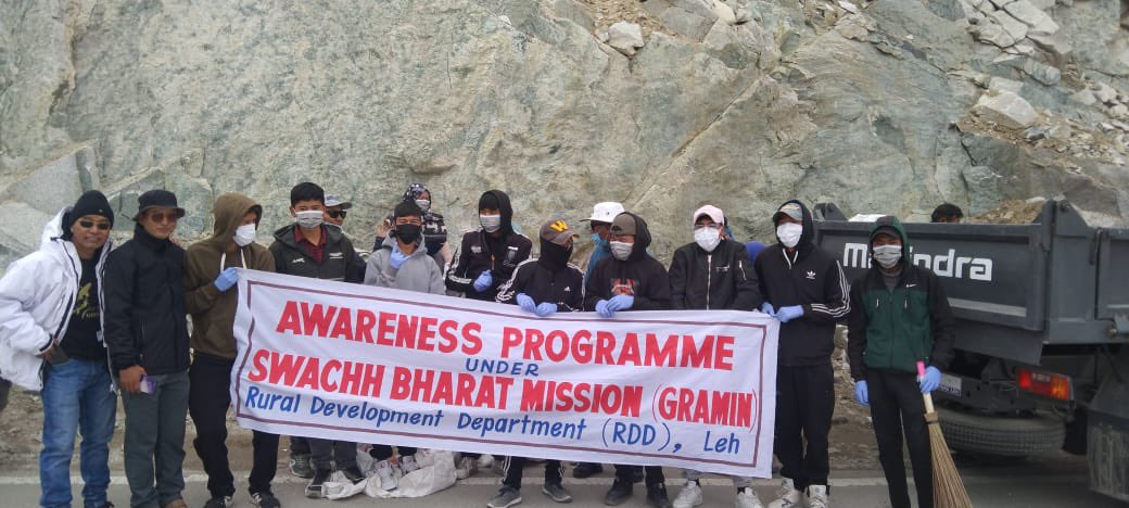 DC_Leh_Official's tweet photo. RDD,Leh conducts cleanliness drive En route Khardung La.

Similar drives to be conducted at all tourist locations in the district.

#CleanLadakh 

@lg_ladakh @DIPR_Leh @DvCom_Secretary @utladakhtourism @LAHDC_LEH @SBMGramin https://t.co/3leseac1A1