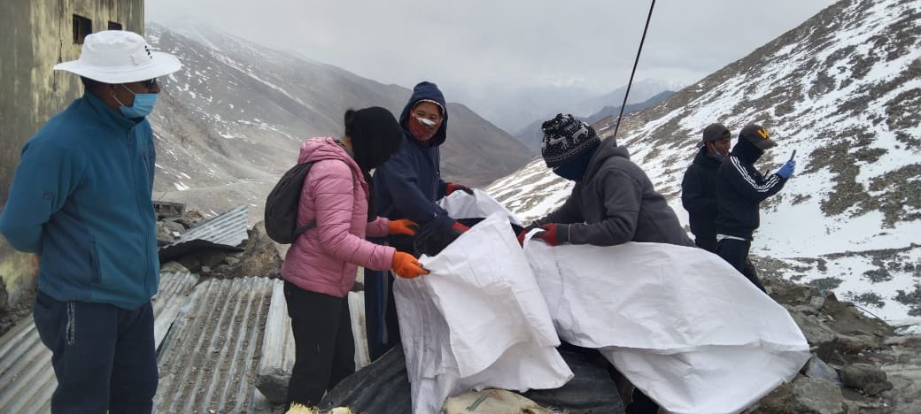 DC_Leh_Official's tweet photo. RDD,Leh conducts cleanliness drive En route Khardung La.

Similar drives to be conducted at all tourist locations in the district.

#CleanLadakh 

@lg_ladakh @DIPR_Leh @DvCom_Secretary @utladakhtourism @LAHDC_LEH @SBMGramin https://t.co/3leseac1A1