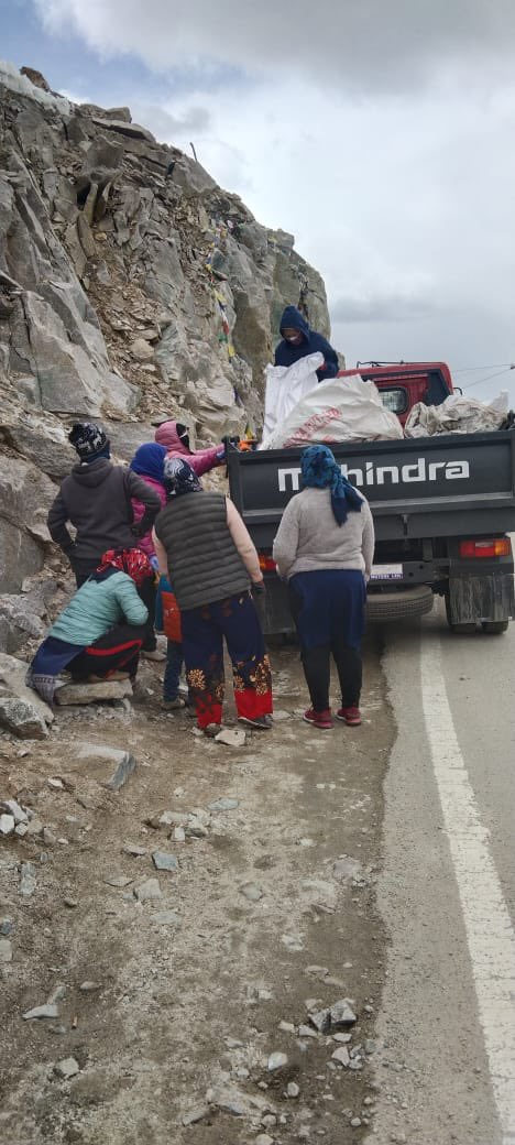 DC_Leh_Official's tweet photo. RDD,Leh conducts cleanliness drive En route Khardung La.

Similar drives to be conducted at all tourist locations in the district.

#CleanLadakh 

@lg_ladakh @DIPR_Leh @DvCom_Secretary @utladakhtourism @LAHDC_LEH @SBMGramin https://t.co/3leseac1A1