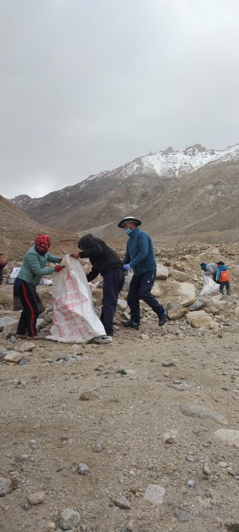 DC_Leh_Official's tweet photo. RDD,Leh conducts cleanliness drive En route Khardung La.

Similar drives to be conducted at all tourist locations in the district.

#CleanLadakh 

@lg_ladakh @DIPR_Leh @DvCom_Secretary @utladakhtourism @LAHDC_LEH @SBMGramin https://t.co/3leseac1A1