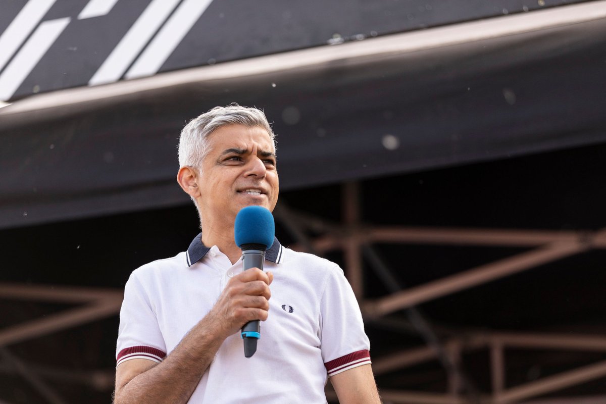 SadiqKhan's tweet photo. From Haggerston to Hackney Wick, Dalston to the Dolphin - thousands of runners race through 13.1 miles of East London’s vibrant streets today for the #HackneyHalf. 

Great to be here to support @HackneyMoves and to kick off today's run with @mayorofhackney
@AnntoinetteBra1 ☀️ https://t.co/aSAyd4D8r9