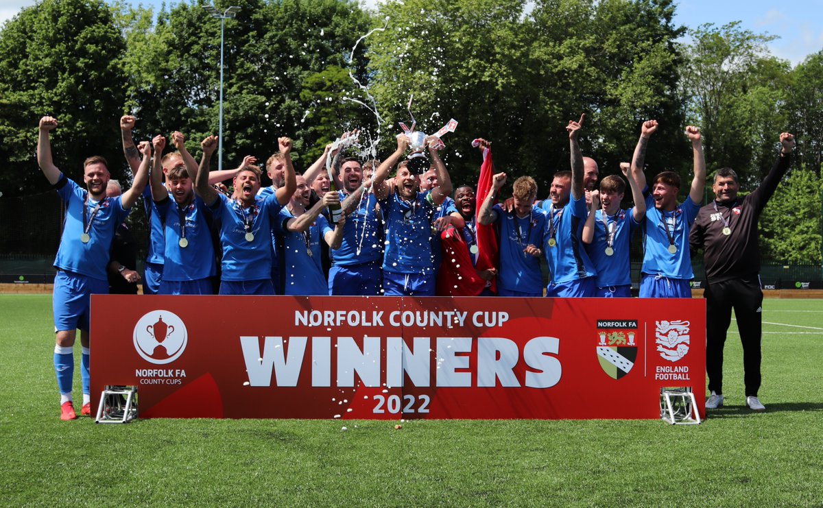 The 2021/22 Norfolk #SundaySenior Cup winners - <a href="/longstrattonfc/">Long Stratton FC</a>!

Congratulations! #NorfolkFootball ⚽️🏆

Photo credit: <a href="/Cyan_Rose/">Cyan Rose ★</a>
