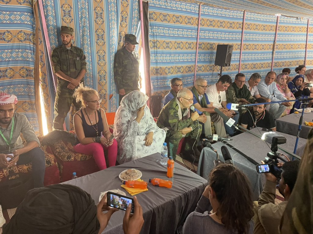 Presidente de la RASD Brahim Gali recibe a las delegaciones que han participado en el X Congreso de la UJSARIO. Anima a continuar en la lucha por la autodeterminación del@pueblo saharaui. CEAS obedece. #nuncacaminaransolo el pueblo saharaui