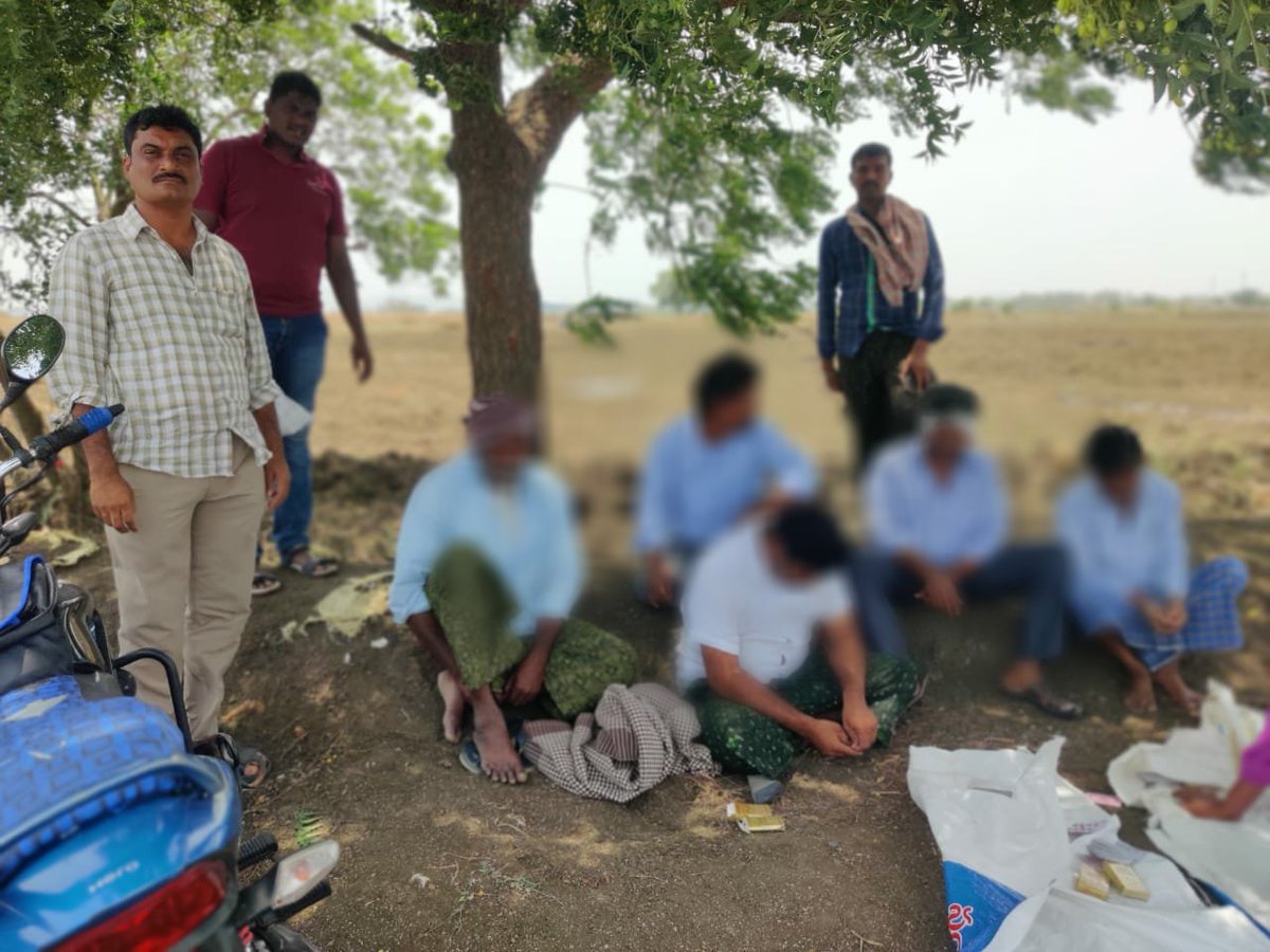police_guntur's tweet photo. వట్టిచెరుకూరు పోలీస్ స్టేషన్ పరిధిలోని పుల్లడిగుంట గ్రామ పొలాల్లో #gmabling స్థావరంపై ఆకస్మిక దాడి చేసి ఐదుగురు వ్యక్తులను అదుపులోకి తీసుకుని వారి వద్ద నుండి 22800 రూపాయలు స్వాధీనం చేసుకుని వారిపై కేసు నమోదు చేసిన గుంటూరు జిల్లా పోలీసులు
@APPOLICE100
@dgpapofficial https://t.co/5wt5Spp8HY