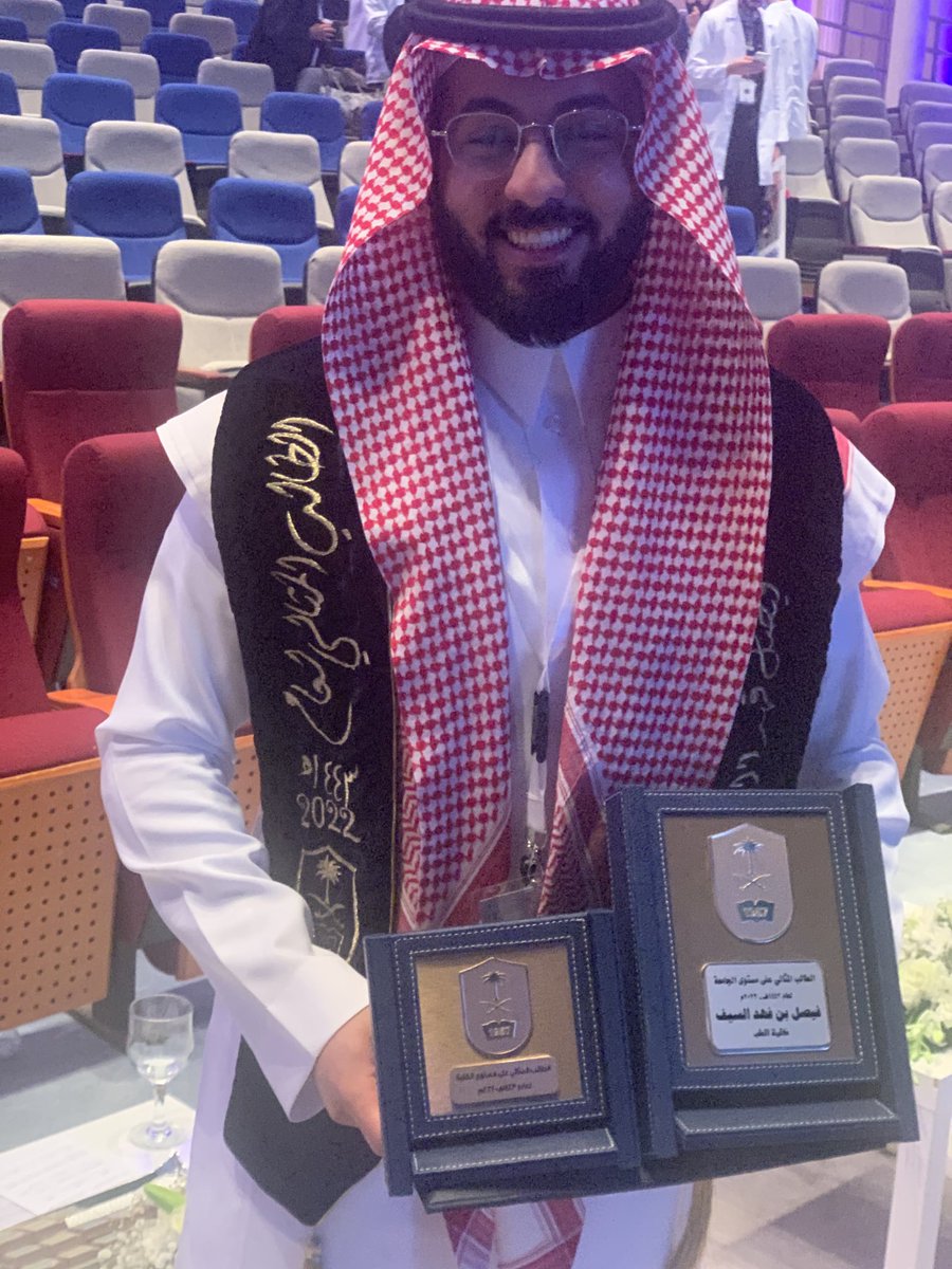 drfahad1000's tweet photo. الحمد لله حمدا كثيرا طيبا مباركا فيه على تخرج الابن فيصل من كلية الطب مع مرتبة الشرف الأولى و حصوله على الطالب المثالي على مستوى كلية الطب و الطالب المثالي على مستوى جامعة الملك سعود. https://t.co/OQdubQzKSv