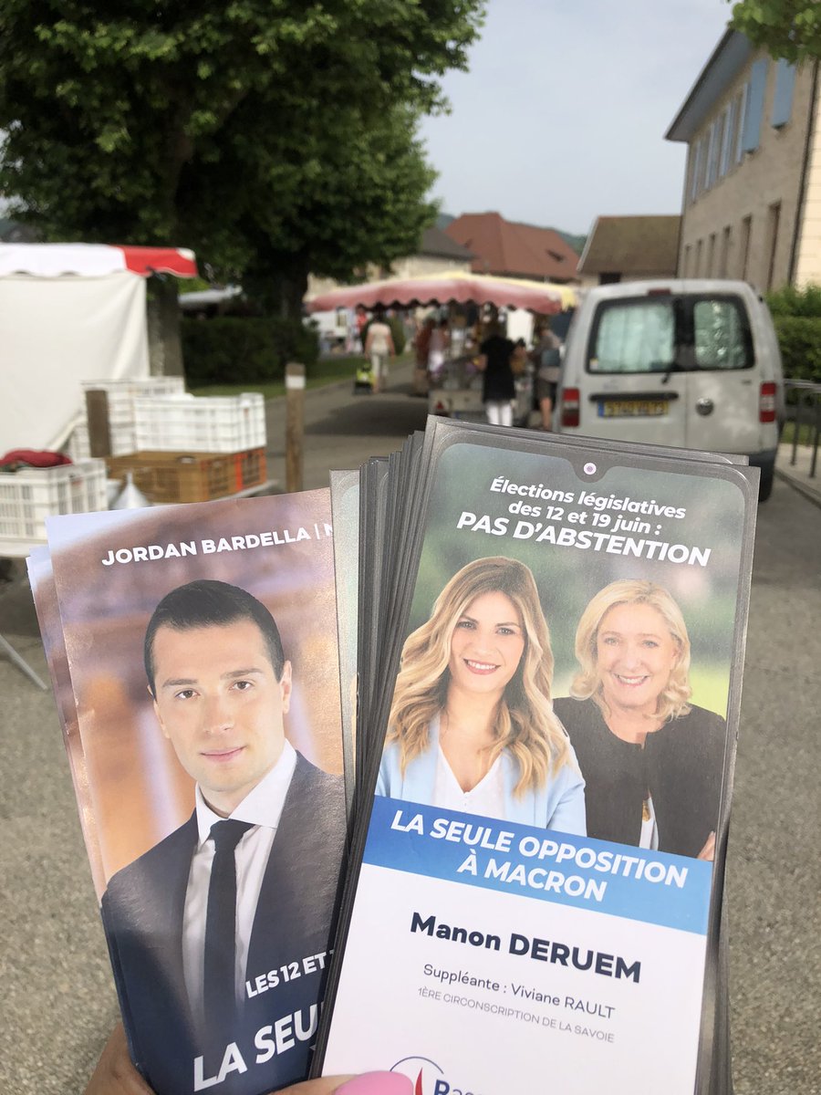 RaultViviane's tweet photo. A la rencontre de nos producteurs locaux et voisins sur le joli marché de #novalaise , présentation de notre candidate Manon Deruem sur la 1ère circonscription de #savoie
Si le peuple vote , le peuple gagne !
Les 12 et 19 juin 2022 #JeVoteRN
#electionslegislatives2022 https://t.co/8NedmRvDKK