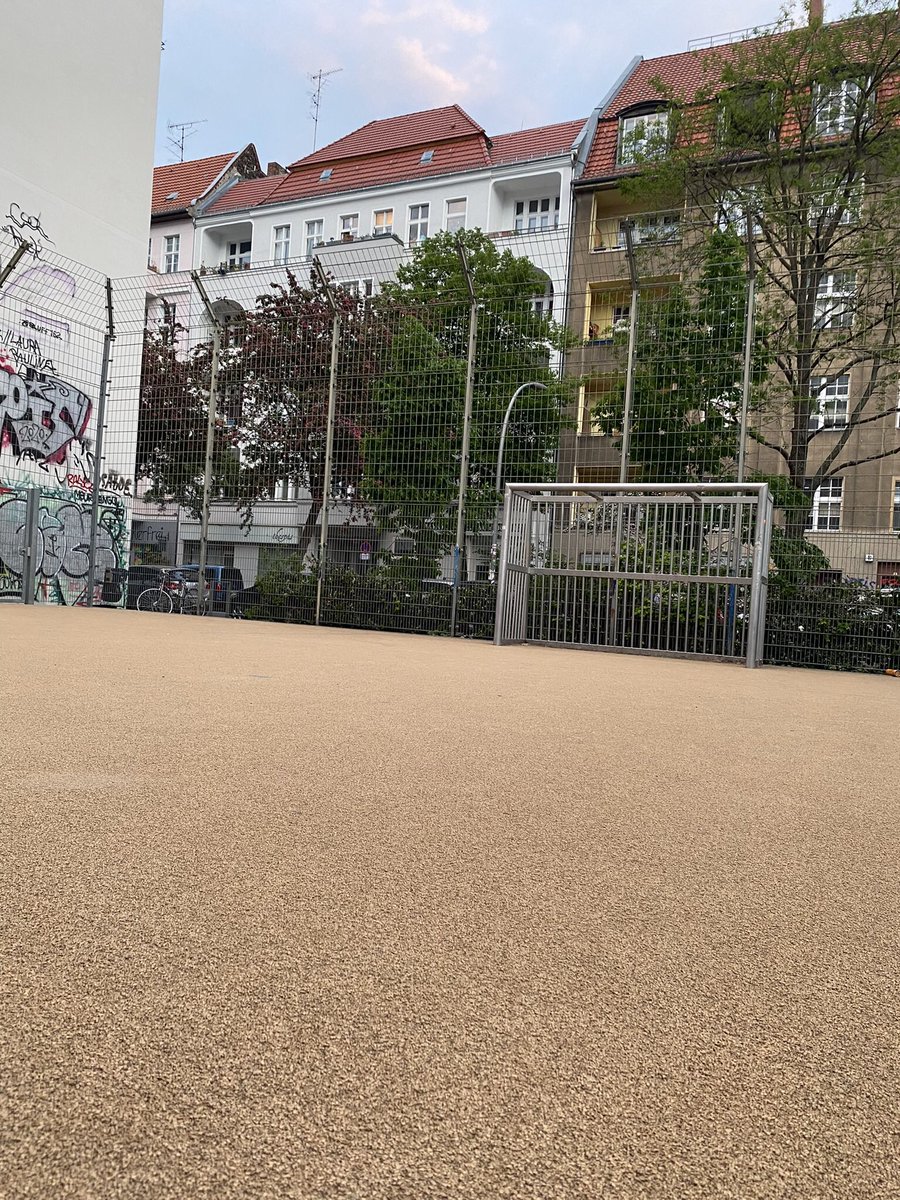 1892hilft's tweet photo. Wir suchen nach Käfigen und Kleinfeldern, den neuen oder häßlichen, aber nicht nach herkömmlichen Fußballplätzen. 

Sendet gern Adressen, noch lieber Fotos mit Standorten. 

#bolzplatzliebe #fußballliebe #bolzer #Hauptstadtkäfige #trickarena #nuraufgummi #skillzuffasche https://t.co/bgdp05TJNq