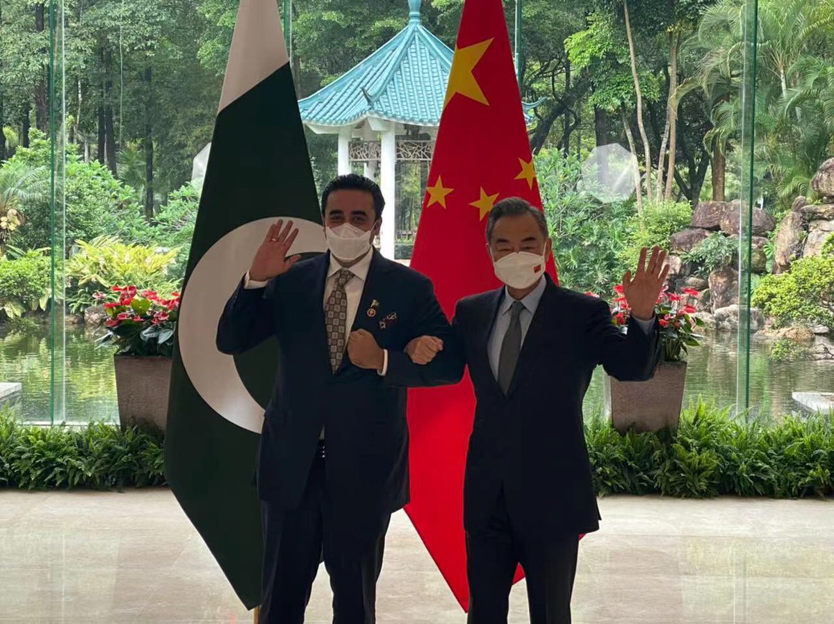 RahmanhakeemMir's tweet photo. Chinese State Councilor and Foreign Minister Wang Yi welcomes Pakistani Foreign Minister @BBhuttoZardari
in his first official visit to China. https://t.co/7dNCgUpgxM