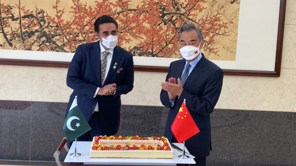 RahmanhakeemMir's tweet photo. Chinese State Councilor and Foreign Minister Wang Yi welcomes Pakistani Foreign Minister @BBhuttoZardari
in his first official visit to China. https://t.co/7dNCgUpgxM