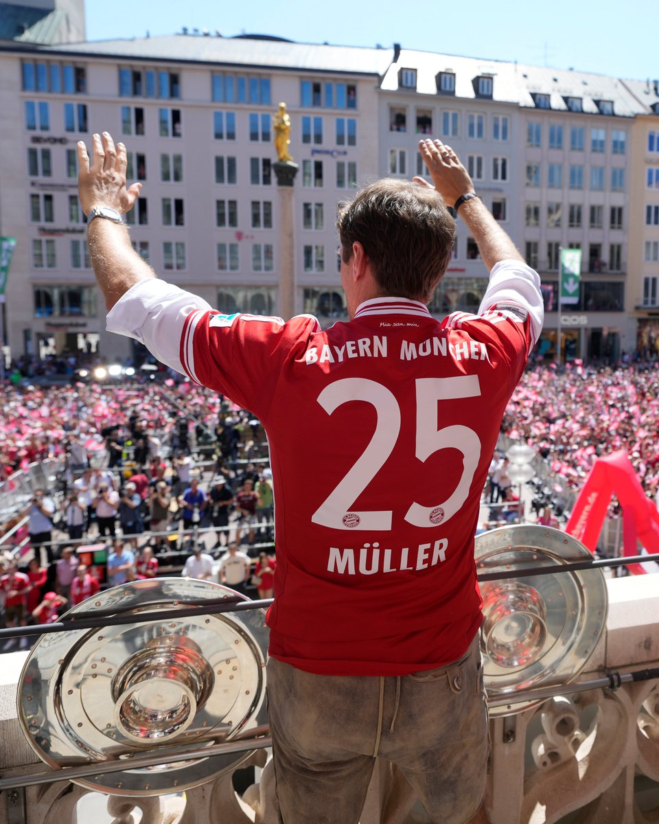 FCBayernEN's tweet photo. A week ago today we turned Marienplatz red and white! 🔴⚪

#MiaSanMeister https://t.co/wlUh2kFhY2