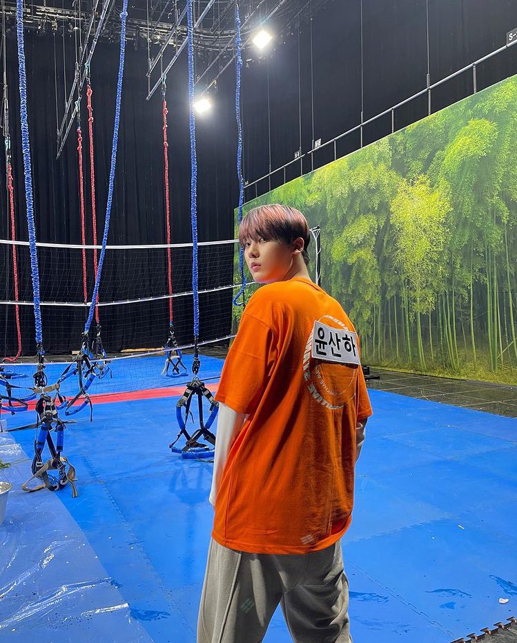 ar0hahwaiting01's tweet photo. sanha posting runningman behind pics w the hyungs 💕
#윤산하 #아스트로 #ASTRO https://t.co/q8L9n2lHZf