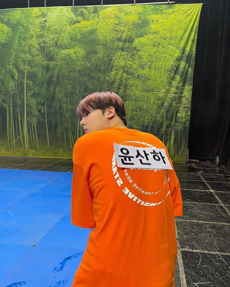 ar0hahwaiting01's tweet photo. sanha posting runningman behind pics w the hyungs 💕
#윤산하 #아스트로 #ASTRO https://t.co/q8L9n2lHZf