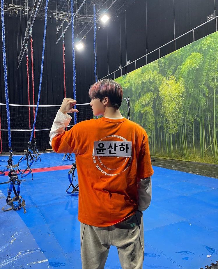 ar0hahwaiting01's tweet photo. sanha posting runningman behind pics w the hyungs 💕
#윤산하 #아스트로 #ASTRO https://t.co/q8L9n2lHZf